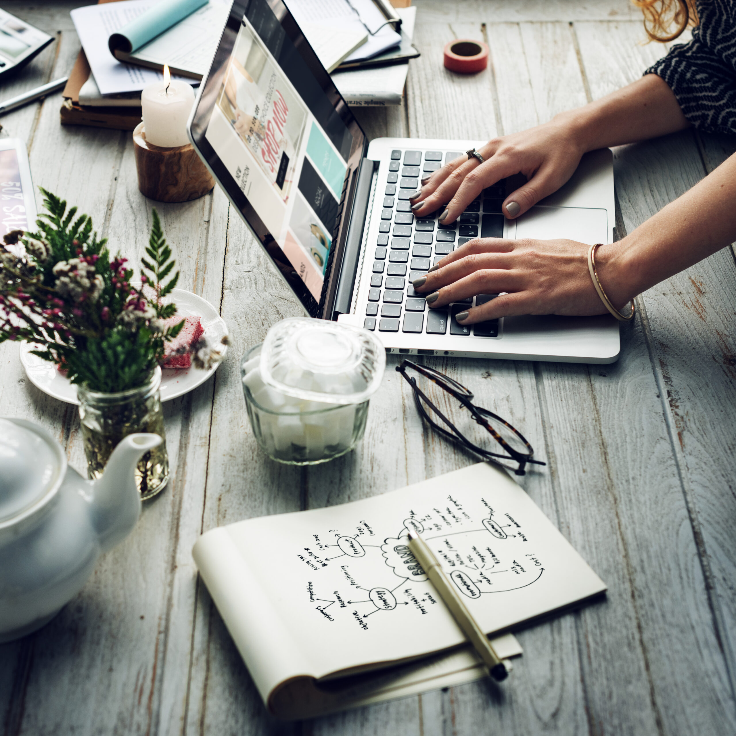 Designer en action – Développement de site web et identité visuelle sur mac