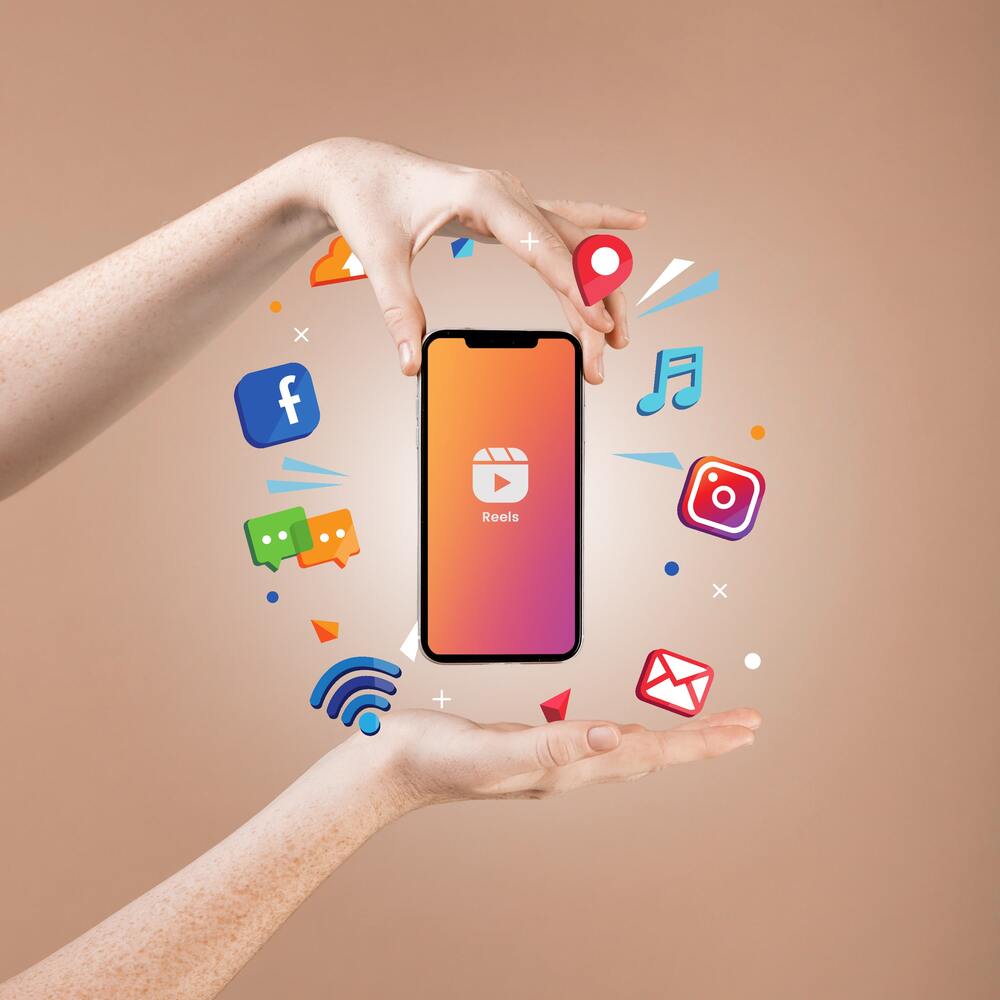 mains-tenant-smartphone-social-media-concept